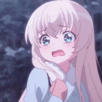 女子开车忘拉手刹把自己撞了